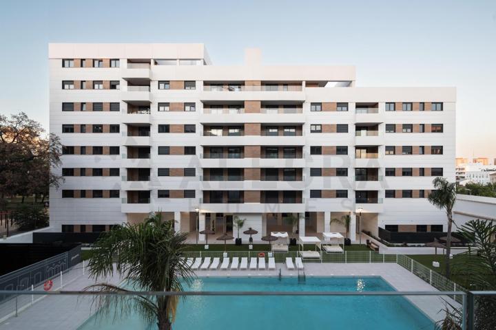 Vivienda en 6ª planta con terraza y vistas a la piscina en resort único en el centro de Jerez – 1.400 €-mes photo 0