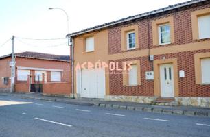 VENTA DE CASA ADOSADA EN ALMANZA, LEÓN photo 0