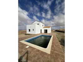 Buen Chalet con piscina a dos alturas con 3 dormitorios y 3 baños en Valle Santa Ines - Betancuria photo 0