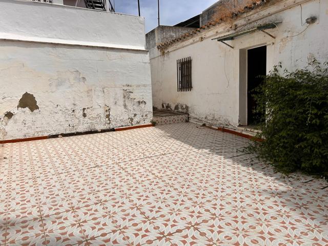 Casa para reformar a la venta en el centro de Tomares photo 0