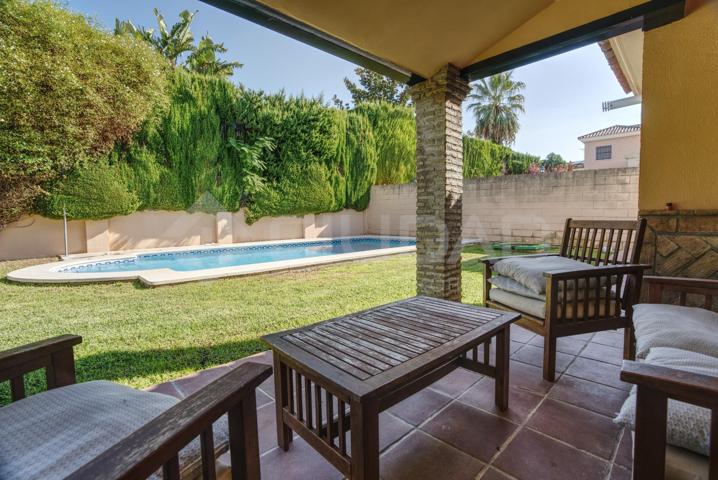 Exclusivo chalet independiente en Urbanización Simón Verde. photo 0