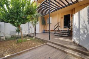 Magnífica casa adosada de 248 m² con piscina comunitaria y amplios espacios. photo 0