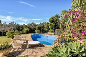 Oportunidad de Inversión, dos casas “hermanas” con gran jardín en Atalaya Golf, Estepona photo 0