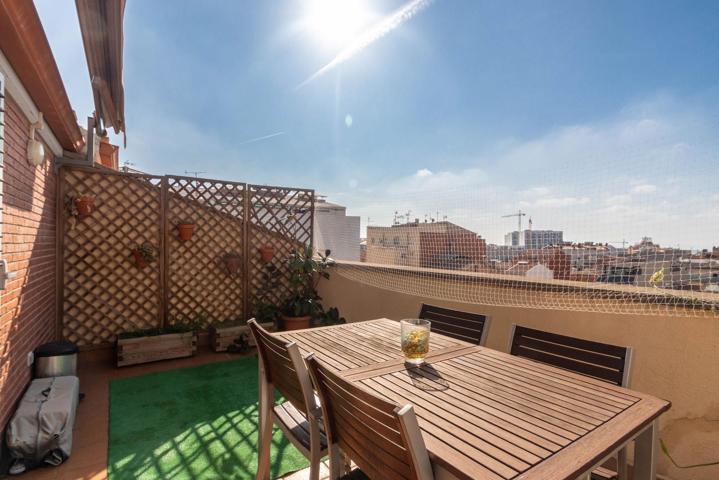 Dúplex con terraza, luminoso, espacioso y con excelente ubicación. photo 0