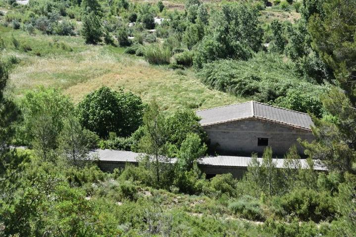 Nave con casa al lado del río photo 0