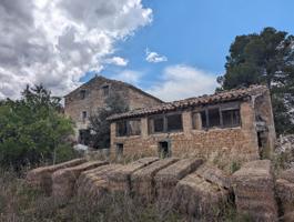 Finca con masía a reformar en Cretas photo 0