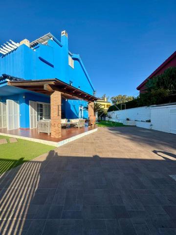 Exclusivo chalet independiente de 4 plantas con piscina y vistas al mar en Guadalmar photo 0