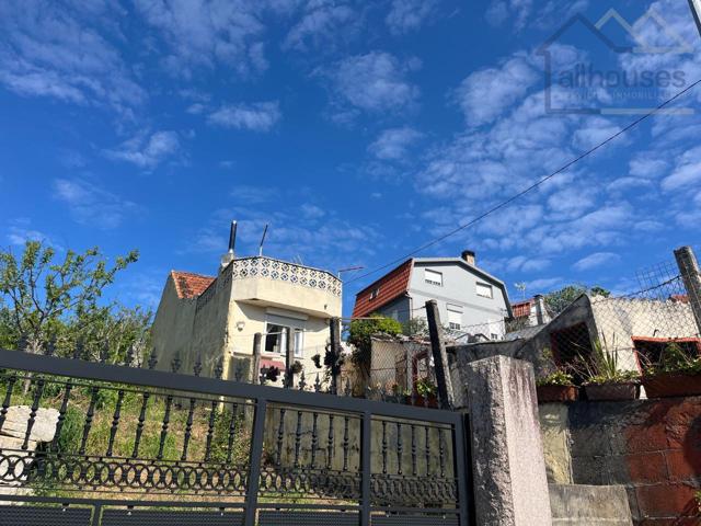 Casa en Venta en Candeán (Vigo) con Terraza, Buhardilla y Parcela Privada - Ideal para Reforma photo 0