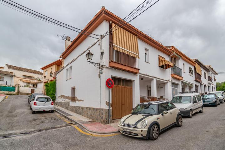 Casa en La Zubia con amplio patio y tres dormitorios. photo 0