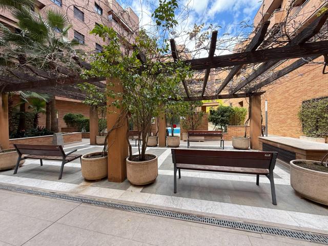 Exclusivo piso de 2 dormitorios con terraza, patio privado y piscina comunitaria. photo 0
