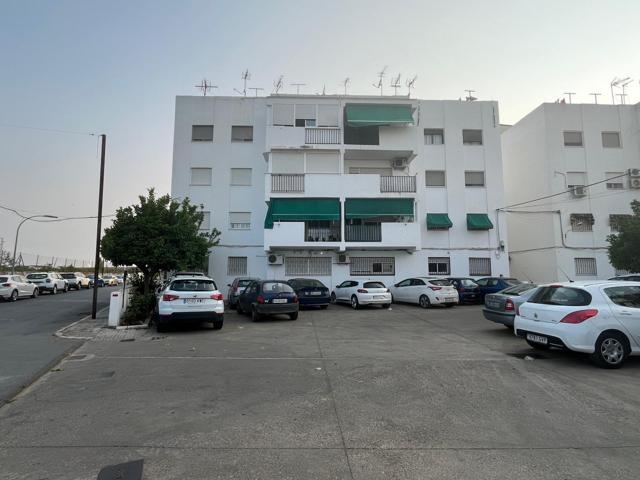 Vivienda en esquina con entrada independiente y opción de negocio photo 0