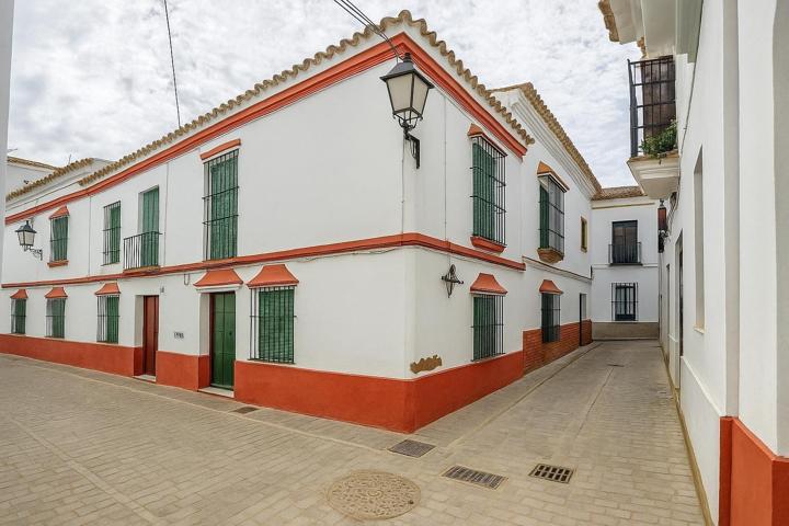 Casa pareada de esquina con apartamento independiente en el centro histórico de Carmona photo 0