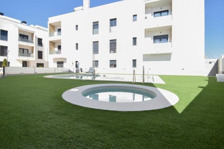 PISO SEMINUEVO EN ARMILLA CON PISCINA COMUNITARIA photo 0