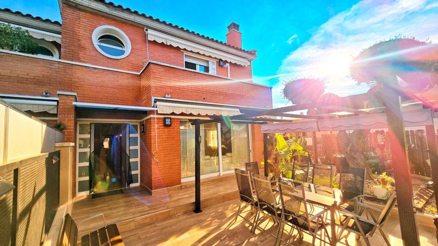 Exclusiva Casa Adosada Esquinera en Cunit: Lujo, Sostenibilidad y Cercanía al Mar photo 0