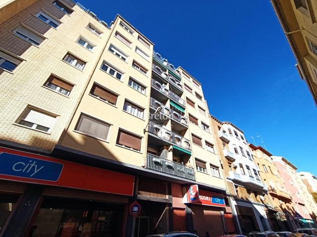 Interesante piso amueblado junto a Plaza San Francisco. Incluye plaza de garaje en finca cercana. photo 0