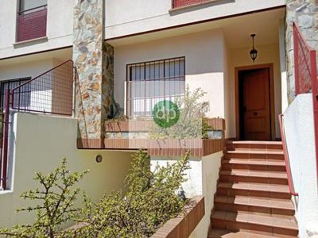 Unifamiliar Pareada En venta en Badajoz photo 0
