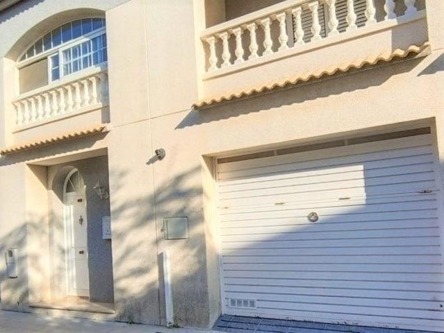 ESTUPENDA CASA ADOSADA EN LA COLLADA DE VILANOVA I LA GELTRU photo 0