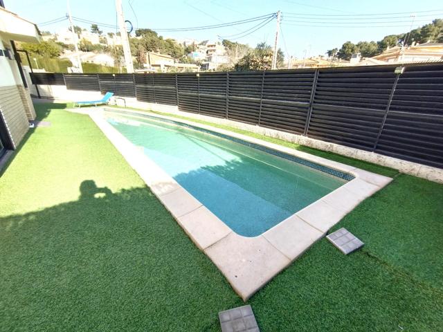 Chalet independiente moderno y actualizado con piscina y zona ajardinada photo 0