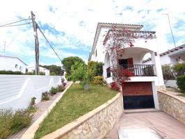 ESPECTACULAR CHALET ESQUINERO CON VISTAS AL MAR EN CUNIT RESIDENCIAL photo 0