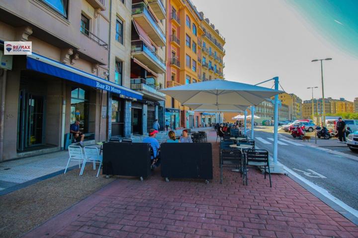Bar en Venta Frente al Mar en Gros – Terraza y Posibilidad de Cocina photo 0