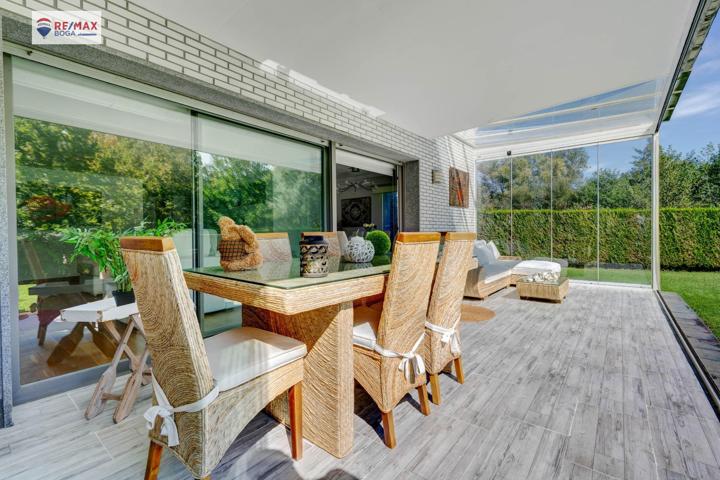 EXCLUSIVA VILLA ADOSADA (EN ESQUINA), UBICADA EN EL GOLF DE HONDARRIBIA photo 0