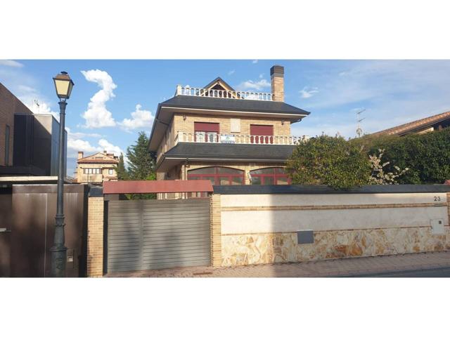 ¡Descubre el hogar de tus sueños! Este impresionante chalet independiente, ubicado en una de las mejores zonas residenci photo 0