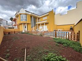 Casa pareada con gran potencial en Parque de la Reina photo 0