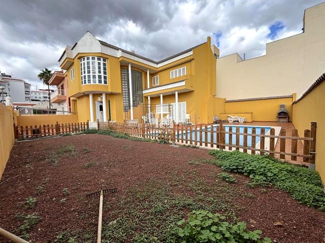 Casa pareada con gran potencial en Parque de la Reina photo 0