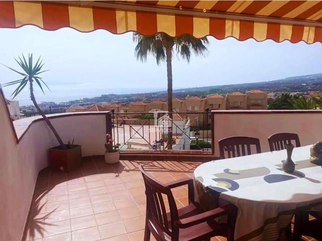 Tríplex con vistas al mar y garaje privado en Torviscas Alto photo 0