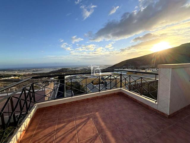 Ático luminoso con terraza, piscina, garaje y coche incluido en Parque de la Reina photo 0