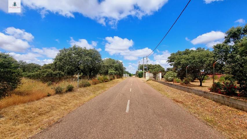 Terreno de 5000 m2 en urbanización Tres Arroyos, Badajoz photo 0