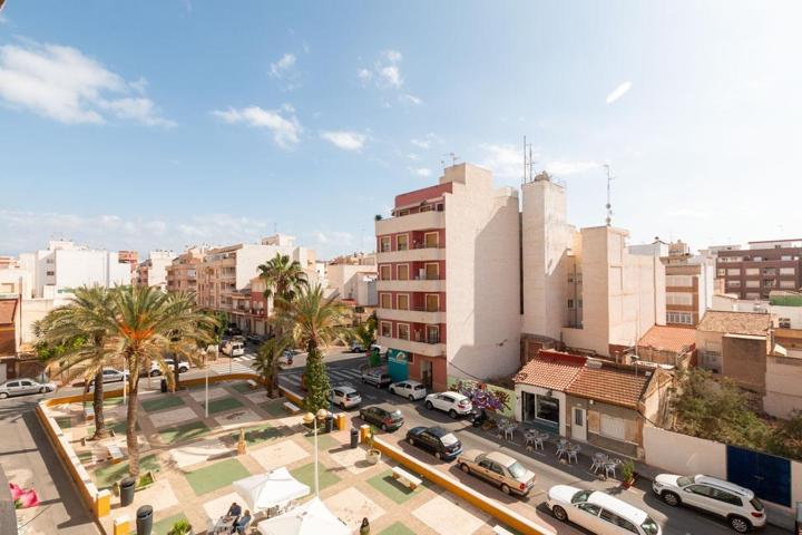 Apartamento de 2 dormitorios y 2 baños, centro de Torrevieja, ¡a sólo 500 metros del mar! photo 0