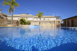 Adosado con 2 dormitorios y 2 baños, con piscinas comunitaria en zona Villamartin (Orihuela Costa) photo 0