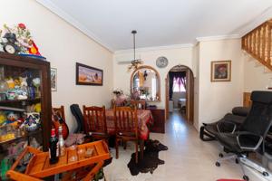Adosado con 2 dormitorios y 2 baños, con piscinas comunitaria en zona Villamartin (Orihuela Costa) photo 0