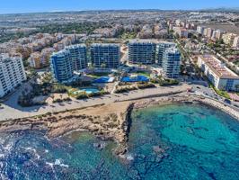 Apartamento con 2 dormitorios, 2 baños, piscina comunitaria en zona de Punta Prima photo 0