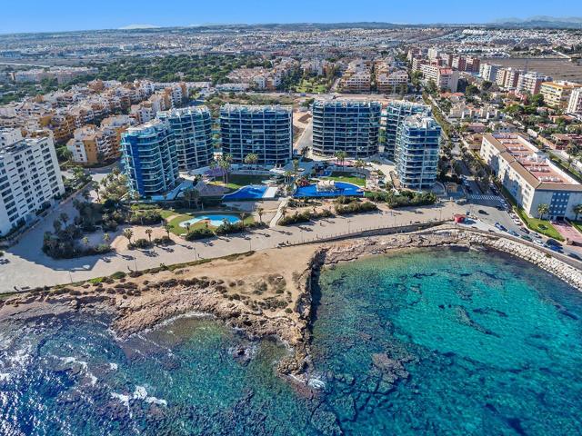 Apartamento con 2 dormitorios, 2 baños, piscina comunitaria en zona de Punta Prima photo 0