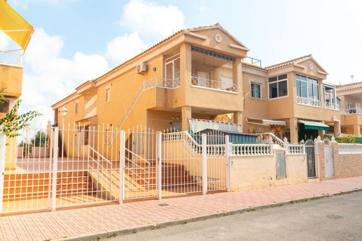 Bungalow en planta alta con 2 dormitorios, 1 baño con solarium en zona de Torrevieja photo 0