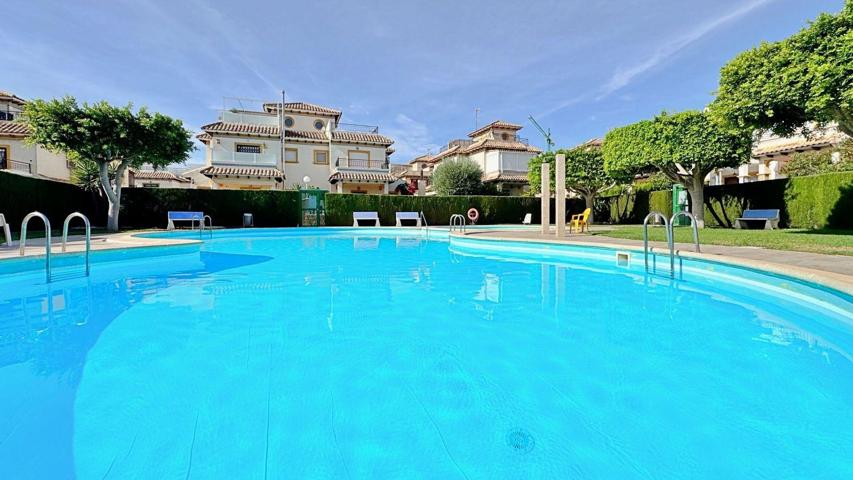 Adosado con 2 dormitorios, 2 baños, parcela y piscina comunitaria en zona de Punta Prima photo 0