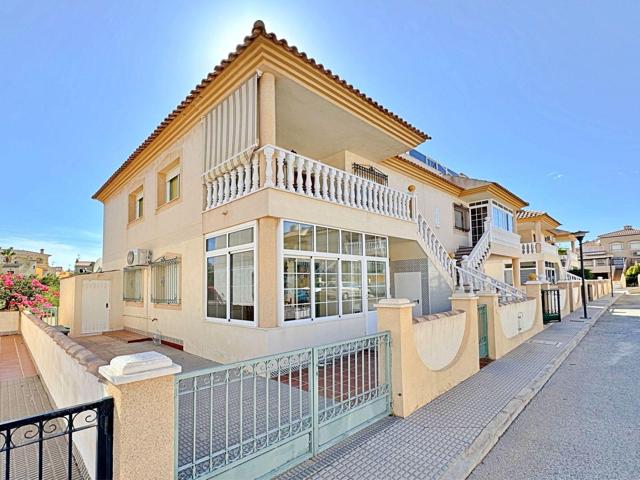 Bungalow en planta alta con 2 dormitorios, 1 baño, solarium, piscina comunitaria en zona de La Zenia photo 0