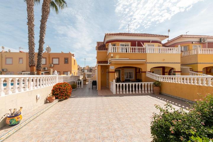Casa pareada con 2 dormitorios, 1 baño, 1 aseo, piscina comunitaria en zona de Orihuela Costa photo 0