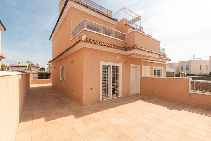 Casa pareada con 3 dormitorios, 2 baños, garaje, trastero y piscina comunitaria en zona de Lomas de Cabo Roig photo 0