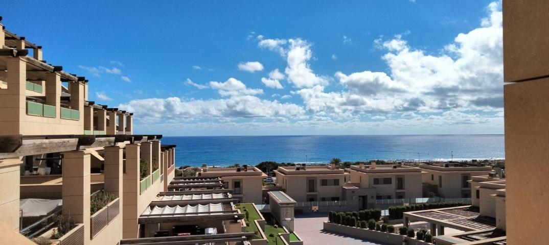 Apartamento de 2 dormitorios y 2 baños con vistas al mar, ubicado en Arenales del Sol photo 0