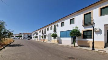 ADOSADO DE 4 DORMITORIOS CON DOS BAÑOS Y GARAJE INDIVIDUAL EN OLIVENZA photo 0