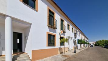 ADOSADO DE 4 DORMITORIOS CON DOS BAÑOS Y GARAJE INDIVIDUAL EN OLIVENZA photo 0