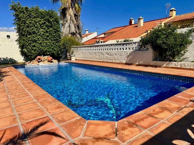 CHALET CON PISCINA PRIVADA, VISTAS AL MAR Y GARAJE PARA 3 COCHES EN LA NUCÍA – ZONA COLOMA photo 0
