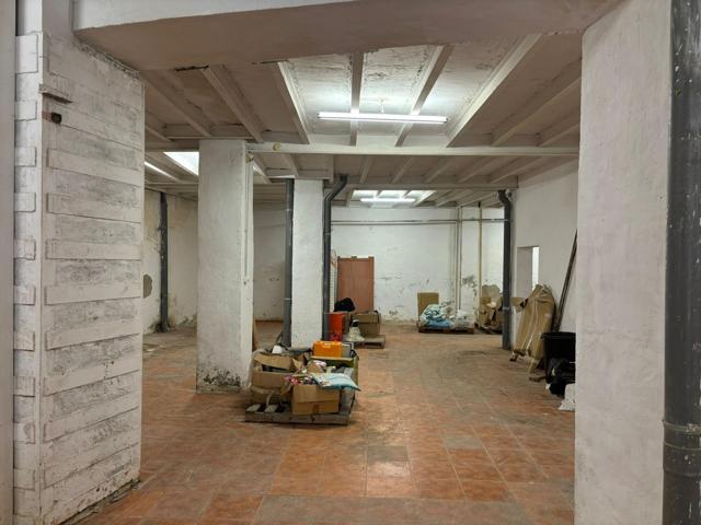 Oportunidad Única de Inversión en San Blás - Locales con Potencial Versátil photo 0