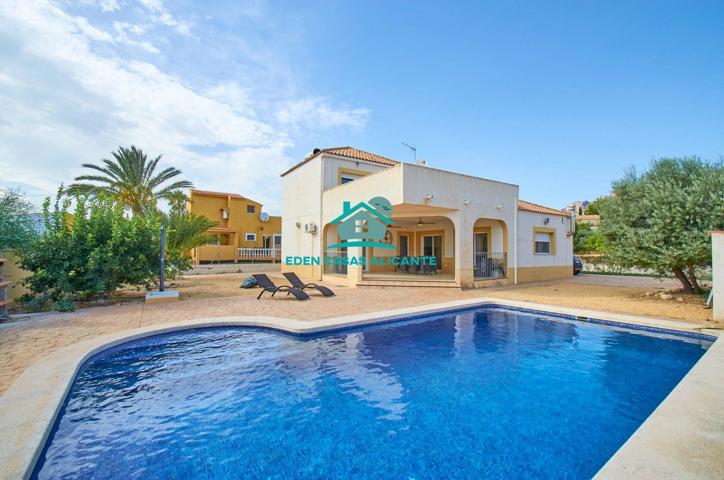 Casa Unifamiliar de 206m2 en Busot con 3 Dormitorios 3 Baños, Terreno 781m2, Piscina Climatizada photo 0