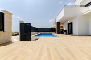 VIlla adosada con 3 dormitorios 3 baños, piscina, parking y solar en Orihuela Golf photo 0