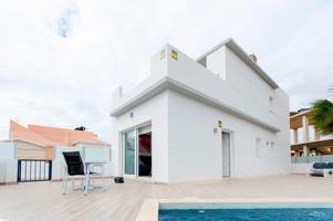 Chalet independiente de 98m2 con 3 dormitorios 2 baños, jardín, piscina y parking en Torrevieja photo 0