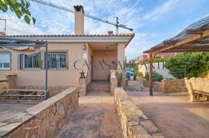 Chalet adosado con 4 dormitorios, 2 plantas con parcela privada en Valle Dorado photo 0